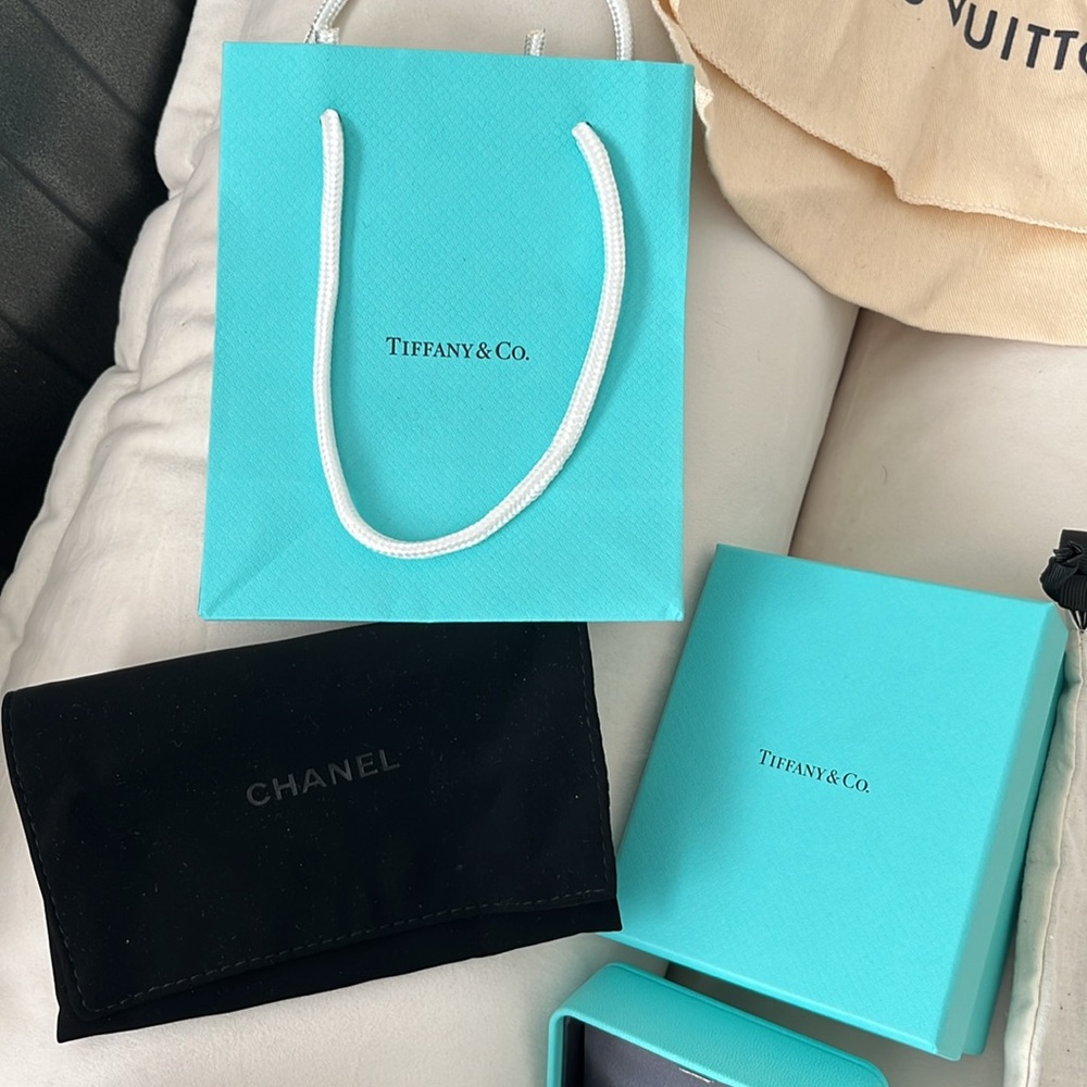 Designer dust bags and jewelry boxes including Gucci, Tiffany’s, Shinola, LV - Picture 3 of 5